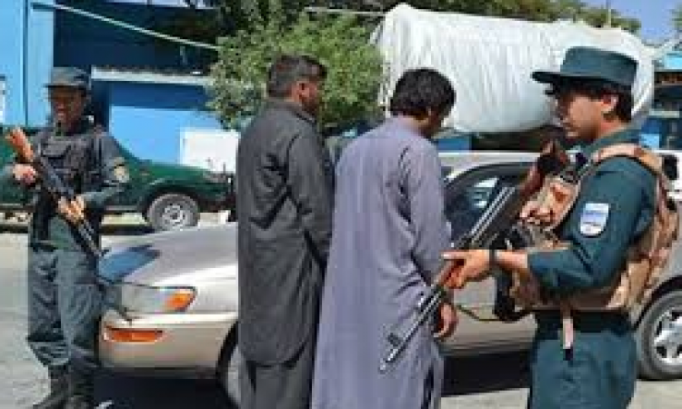له کابل ښار یې ۳۰ موټر غلا کړي وو؛ پوليسو دوه حرفوي غله ونېول 